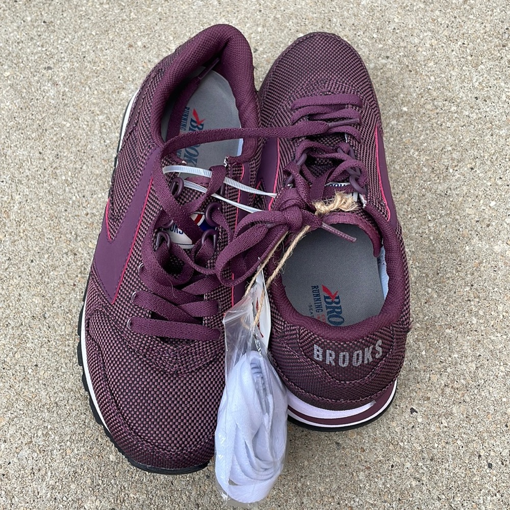 NWT Brooks Purple Retro Chariot Running Shoes Women’s Size 7.5